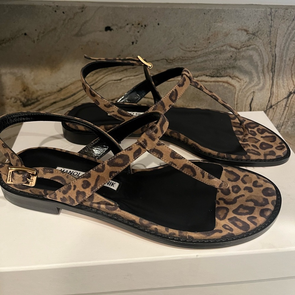 NEW Manolo Blahnik hata suede sandals